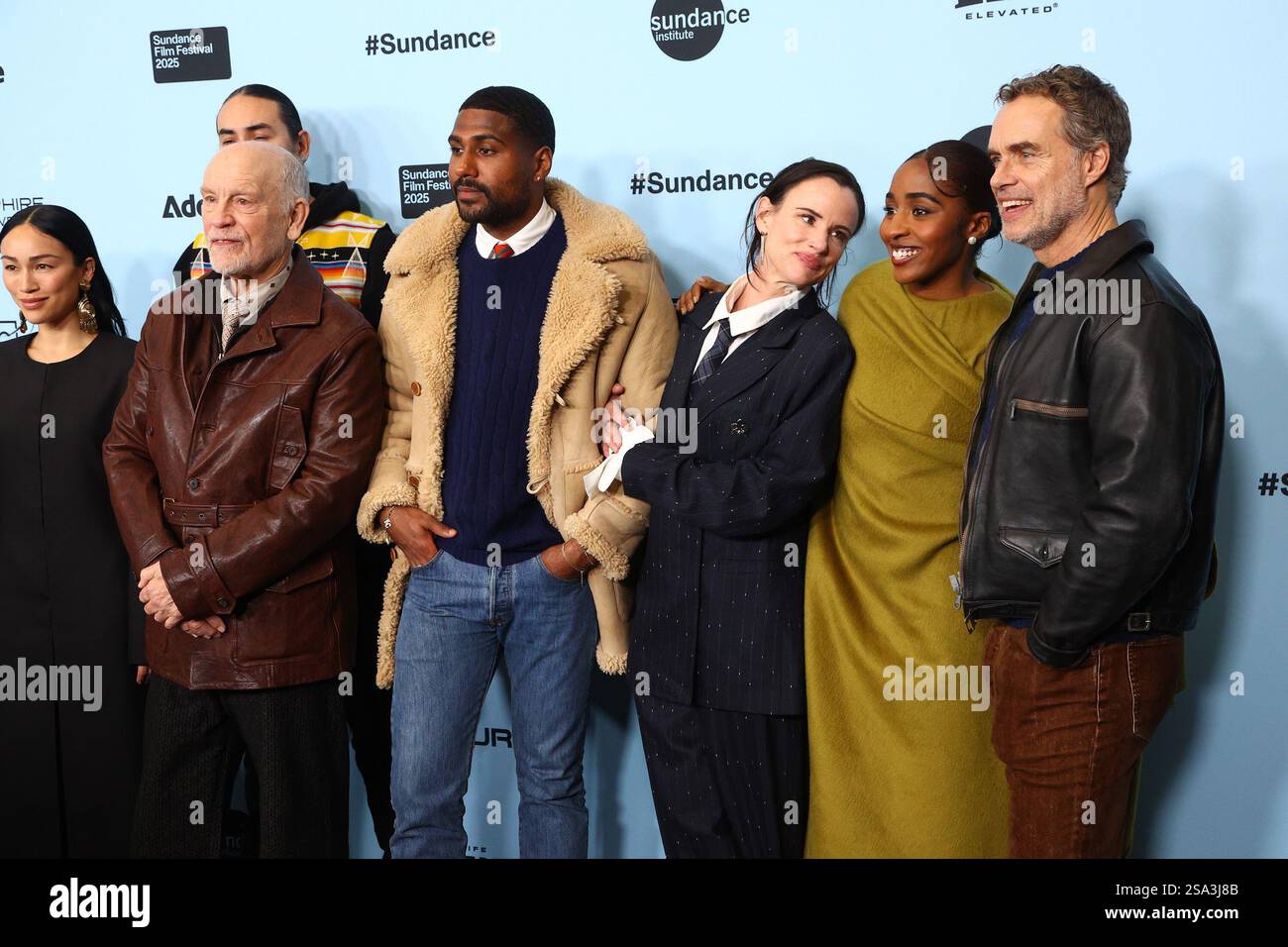 UT. 27 janvier 2025. Stephanie Suganami, John Malkovich, Tatanka Means, Mark Anthony Green, Juliette Lewis, Ayo Edebiri, Murray Bartlett aux arrivées pour la première opus au Festival du film de Sundance 2025, Eccles Theater, Park City, UT, janvier 27, 2025. crédit : JA/Everett Collection/Alamy Live News Banque D'Images