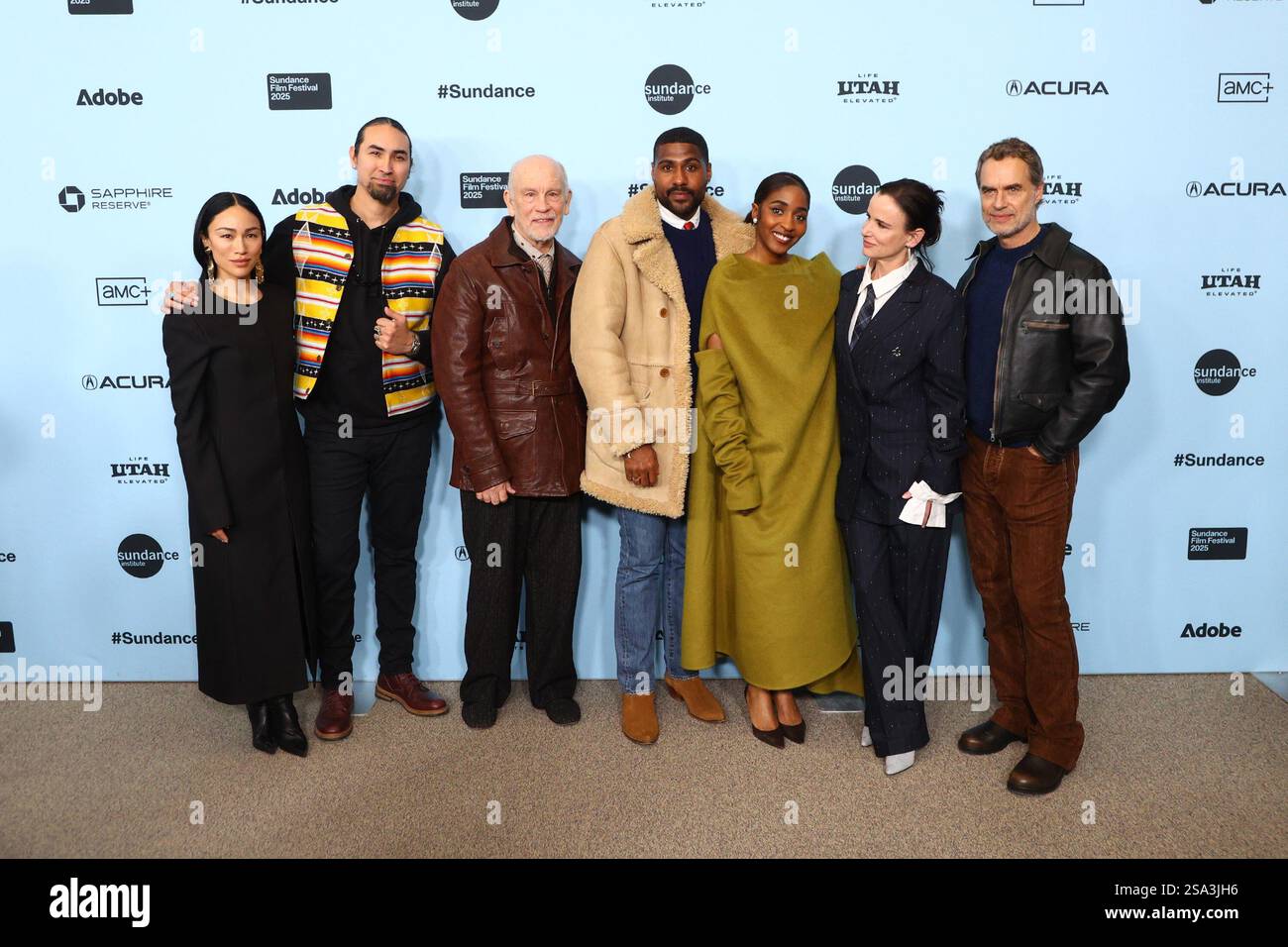 UT. 27 janvier 2025. Stephanie Suganami, Tatanka signifie, John Malkovich, Mark Anthony Green, Ayo Edebiri, Juliette Lewis, Murray Bartlett aux arrivées pour la première d'opus au Sundance film Festival 2025, Eccles Theater, Park City, UT, janvier 27, 2025. crédit : JA/Everett Collection/Alamy Live News Banque D'Images