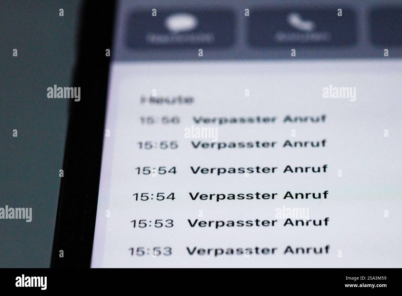 Symbolfoto zum Thema Stalking : Verpasste Anrufe auf einem Handy. Berlin, 28.01.2025. Berlin Deutschland *** symbole photo sur le sujet de Stalking Mi Banque D'Images
