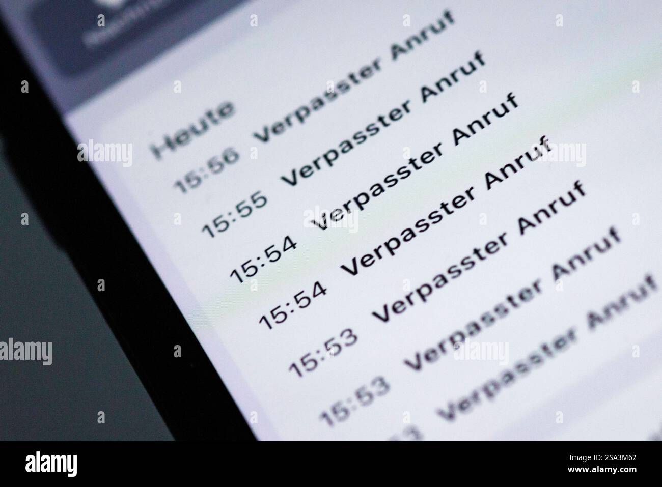 Symbolfoto zum Thema Stalking : Verpasste Anrufe auf einem Handy. Berlin, 28.01.2025. Berlin Deutschland *** symbole photo sur le sujet de Stalking Mi Banque D'Images