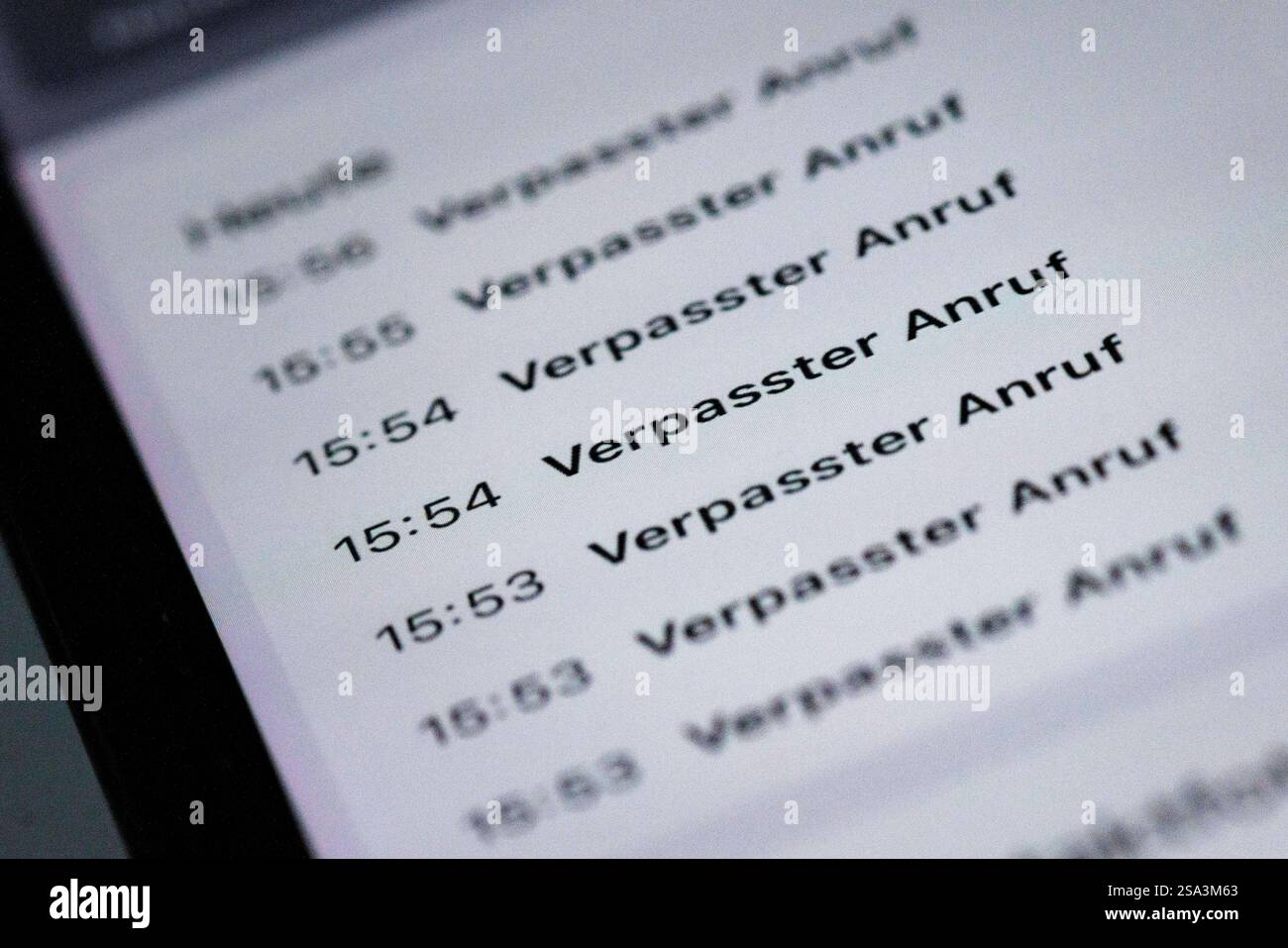 Symbolfoto zum Thema Stalking : Verpasste Anrufe auf einem Handy. Berlin, 28.01.2025. Berlin Deutschland *** symbole photo sur le sujet de Stalking Mi Banque D'Images