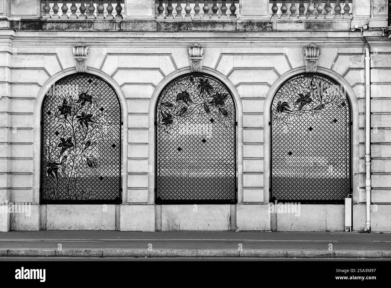 Détail d'une fenêtre de style européen ornée d'un bâtiment historique, détail architectural classique en gros plan Banque D'Images