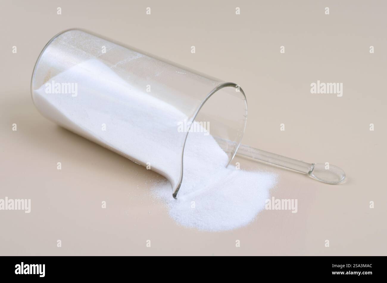 Bicarbonate de sodium nom IUPAC : hydrogénocarbonate de sodium, communément appelé bicarbonate de soude ou bicarbonate de soude, est un composé chimique de formule Banque D'Images