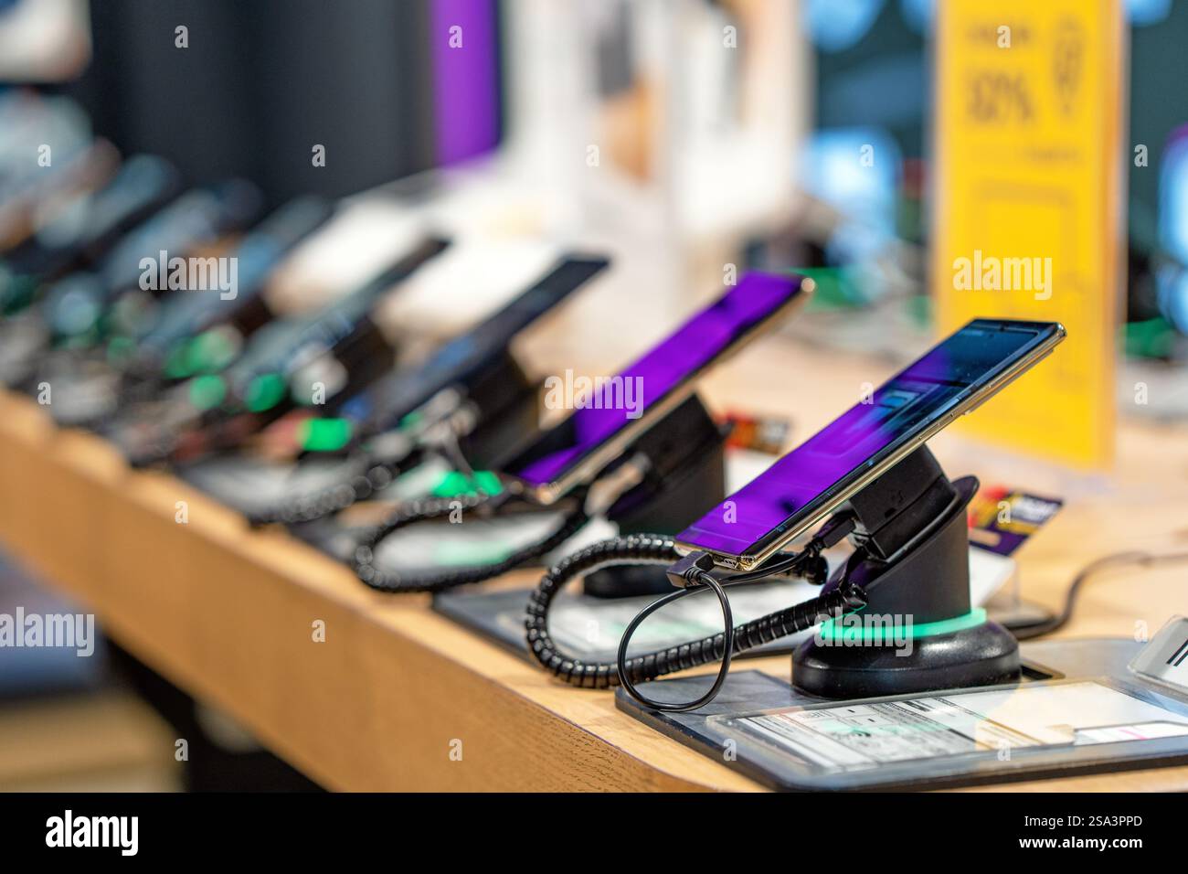 Vitrine avec smartphones dans le magasin d'électronique moderne. Achetez un téléphone portable. De nombreux smartphones sur l'étagère du magasin de technologie Banque D'Images