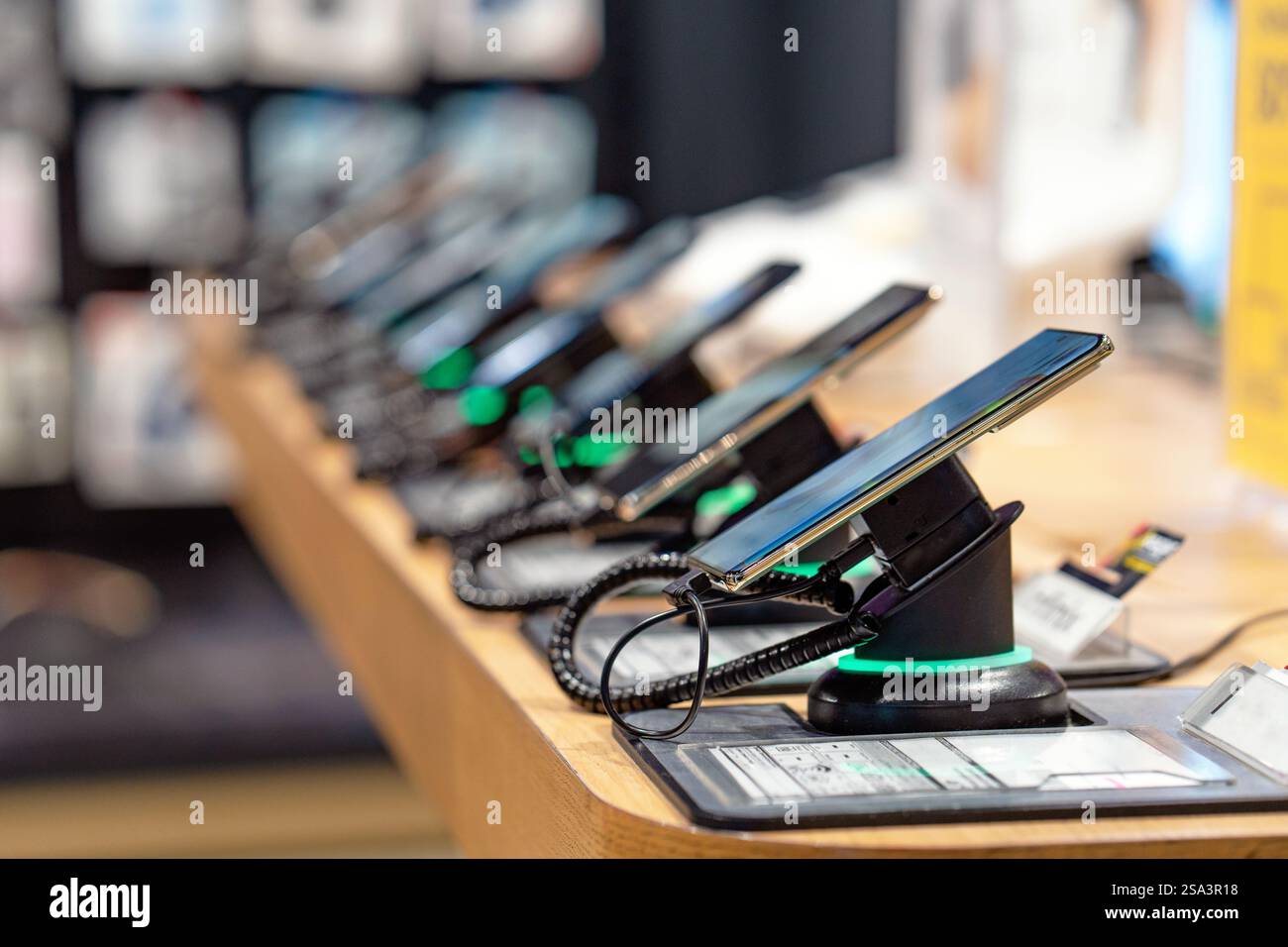 Vitrine avec smartphones dans le magasin d'électronique moderne. Achetez un téléphone portable. De nombreux smartphones sur l'étagère du magasin de technologie Banque D'Images
