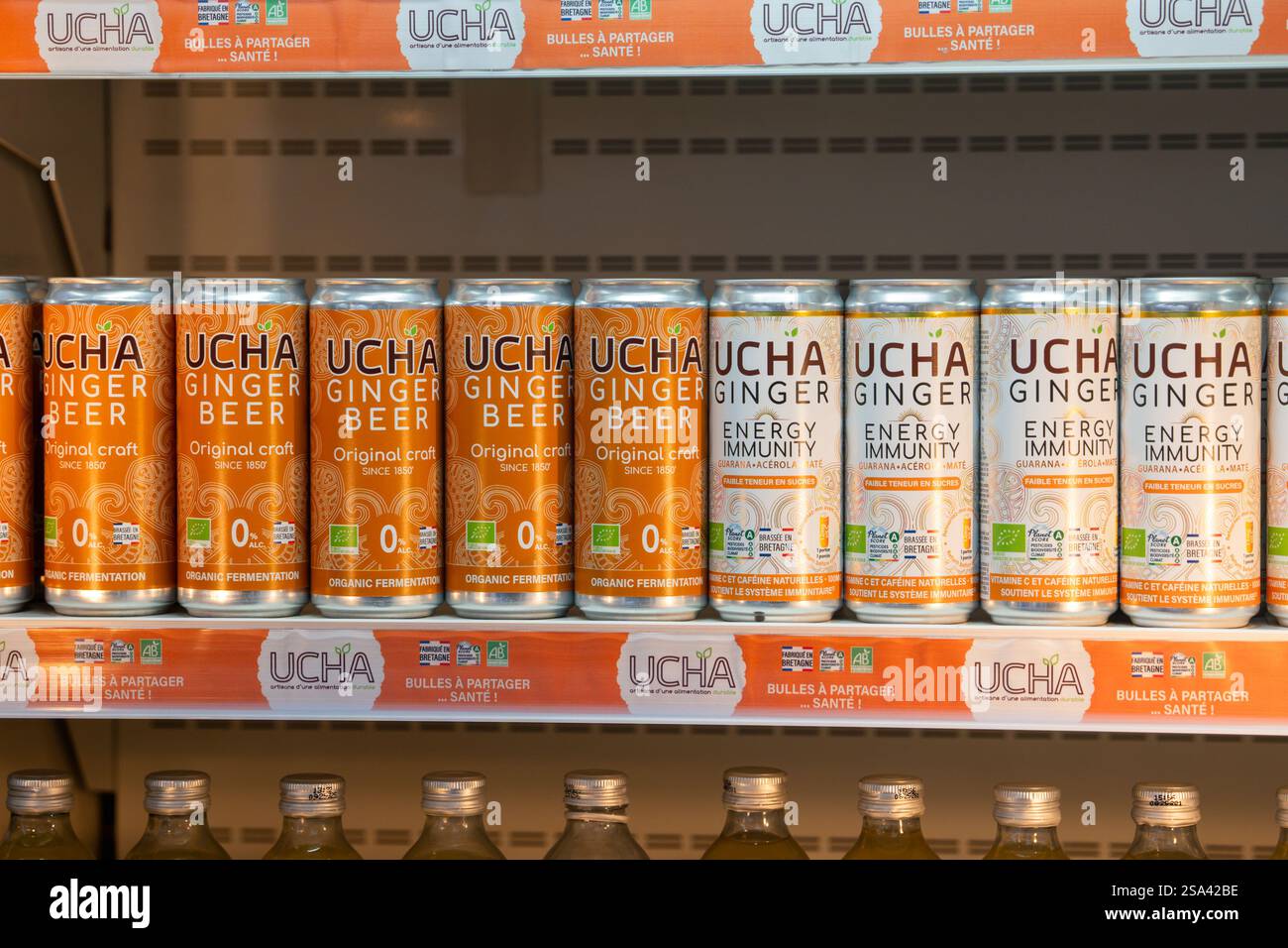 Sélection unique de bières au gingembre dans une allée de boissons animée Banque D'Images