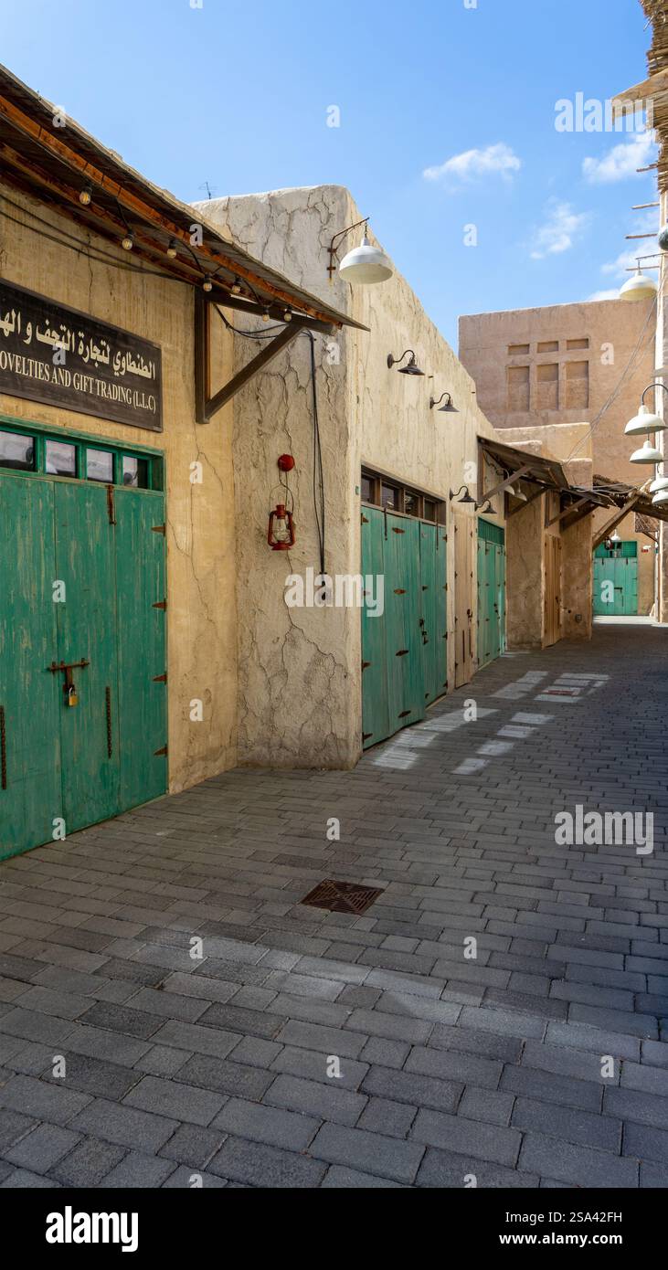 Rue de Dubaï vieille ville ou ville ou vieux village Al Seef Khor dans le quartier Al Fahidi, Émirats arabes Unis. Image verticale. Banque D'Images