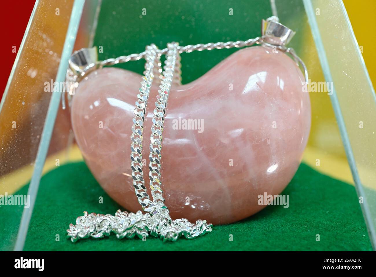 Schifferstadt, Allemagne. 28 janvier 2025. Le prix est placé dans un dispositif de protection avant que le 32e Palatinat 'ordre Saumagen' ne soit décerné. Le 'Saumagen-Orden' en quartz rose est décerné chaque année par la société de carnaval et de danse 'Schlotte'. Crédit : Uwe Anspach/dpa/Alamy Live News Banque D'Images