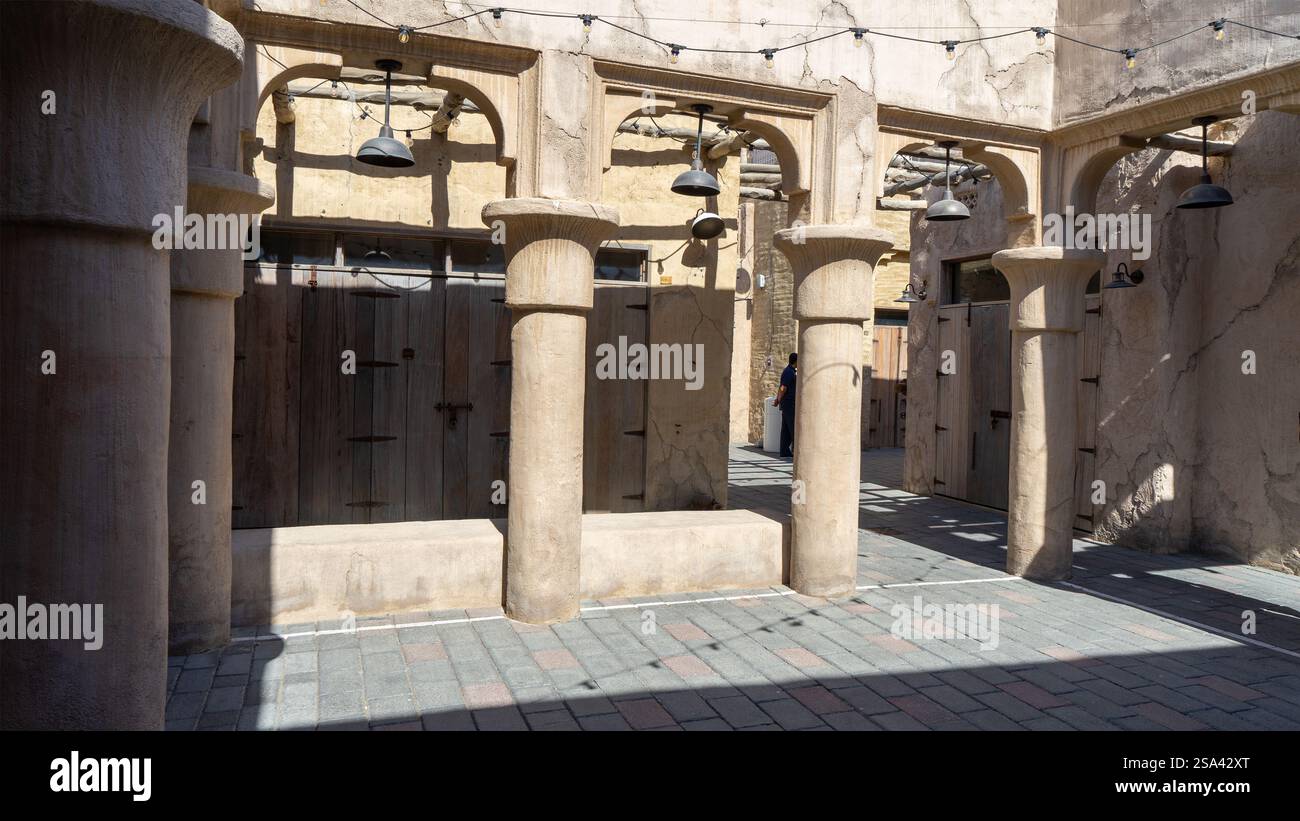 Colonnes sur la rue de Dubaï vieille ville ou ville ou vieux village Al Seef Khor dans le quartier Al Fahidi, Émirats arabes Unis. Banque D'Images