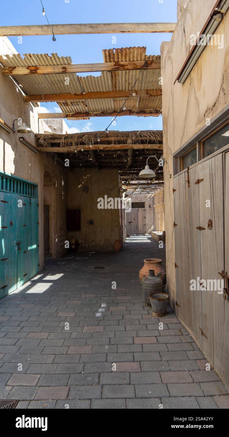 Rue de Dubaï vieille ville ou ville ou vieux village Al Seef Khor dans le quartier Al Fahidi, Émirats arabes Unis. Image verticale. Banque D'Images