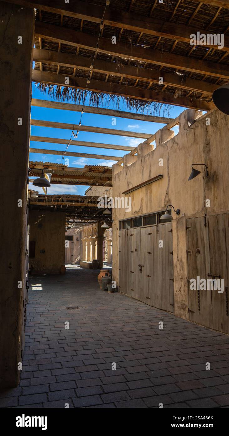 Rue de Dubaï vieille ville ou ville ou vieux village Al Seef Khor dans le quartier Al Fahidi, Émirats arabes Unis. Image verticale. Banque D'Images
