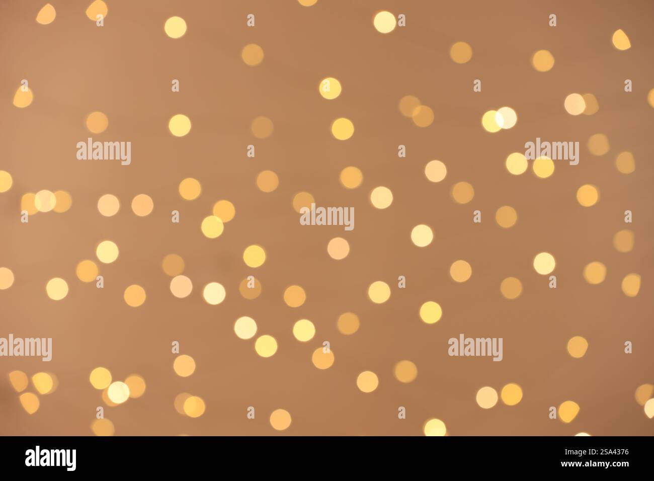 Vue floue des lumières dorées sur fond clair, effet bokeh Banque D'Images