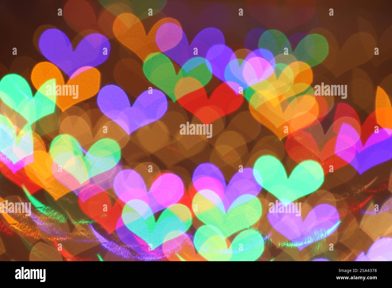 Vue floue des lumières en forme de coeur sur fond de couleur, effet bokeh Banque D'Images
