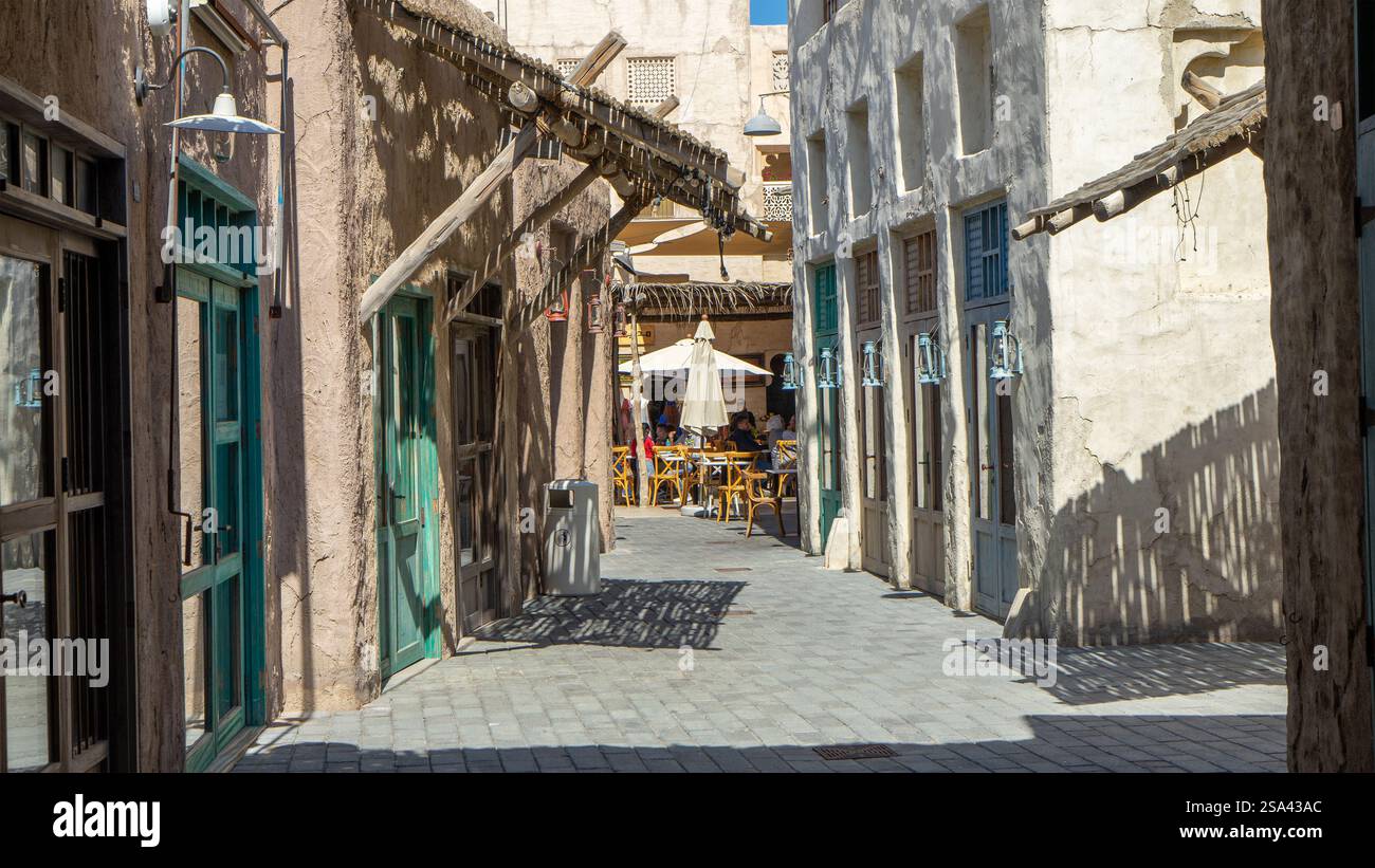 Rue de Dubaï vieille ville ou ville ou vieux village Al Seef Khor dans le quartier Al Fahidi, Émirats arabes Unis. Banque D'Images