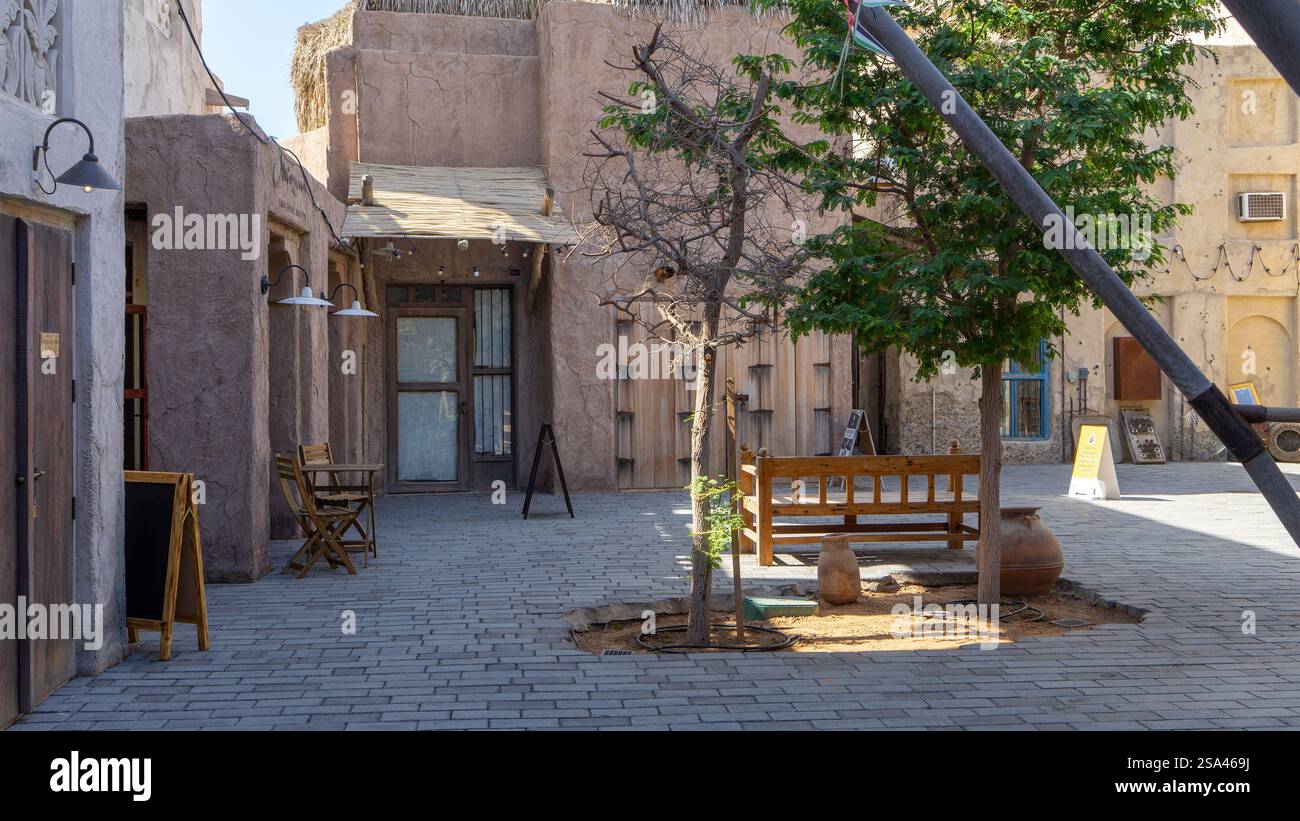 Rue de Dubaï vieille ville ou ville ou vieux village Al Seef Khor dans le quartier Al Fahidi, Émirats arabes Unis. Banque D'Images