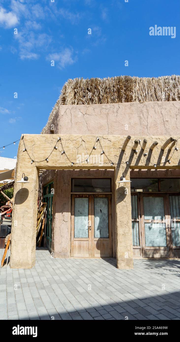 Rue de Dubaï vieille ville ou ville ou vieux village Al Seef Khor dans le quartier Al Fahidi, Émirats arabes Unis. Image verticale. Banque D'Images