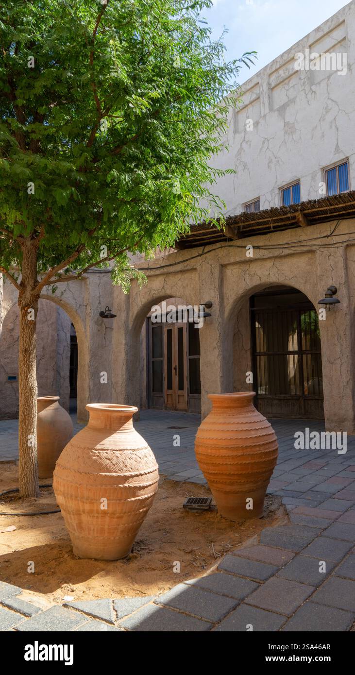 Cruches en argile sur la rue de Dubaï vieille ville ou ville ou vieux village Al Seef Khor dans le quartier Al Fahidi, Émirats arabes Unis. Image verticale. Banque D'Images