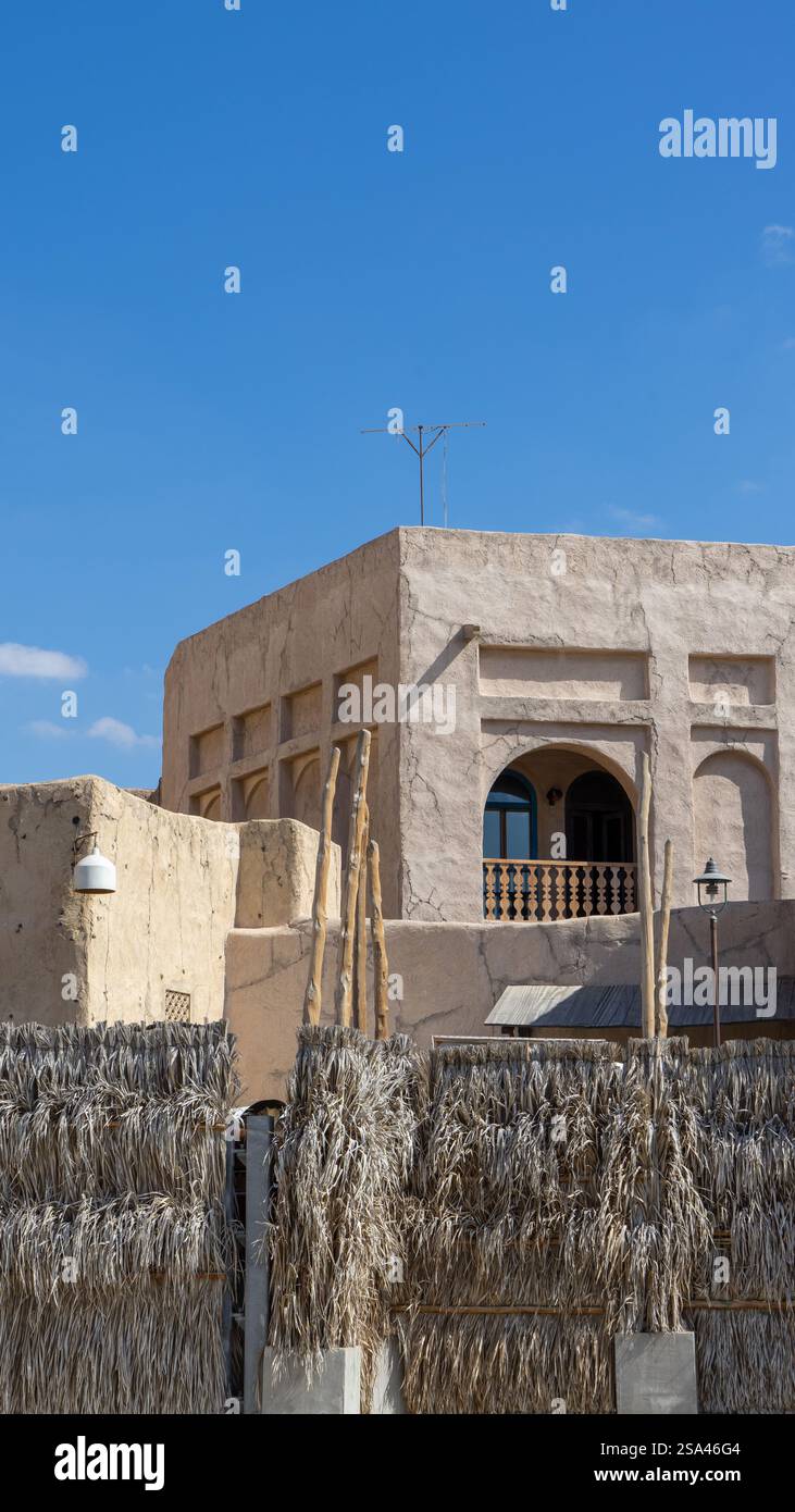 Rue de Dubaï vieille ville ou ville ou vieux village Al Seef Khor dans le quartier Al Fahidi, Émirats arabes Unis. Image verticale. Banque D'Images