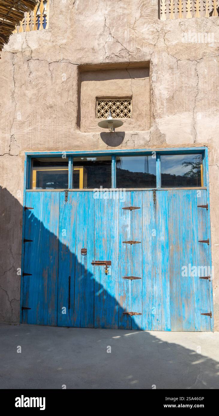 Porte bleue en bois de bâtiment sur la rue de Dubaï vieille ville ou ville ou vieux village Al Seef Khor dans le quartier Al Fahidi, Émirats arabes Unis. Vertical Banque D'Images