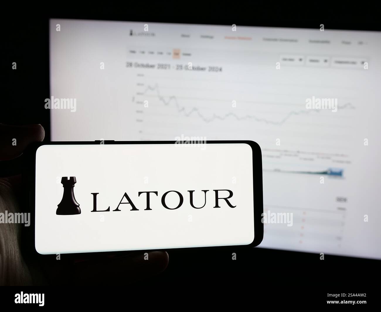 Allemagne. 28 octobre 2024. Dans cette illustration photo, une personne tient un téléphone portable avec le logo de la société suédoise Investment AB Latour sur l'écran devant la page Web de l'entreprise. (Crédit image : © timon Schneider/SOPA images via ZUMA Press Wire) USAGE ÉDITORIAL SEULEMENT ! Non destiné à UN USAGE commercial ! Banque D'Images