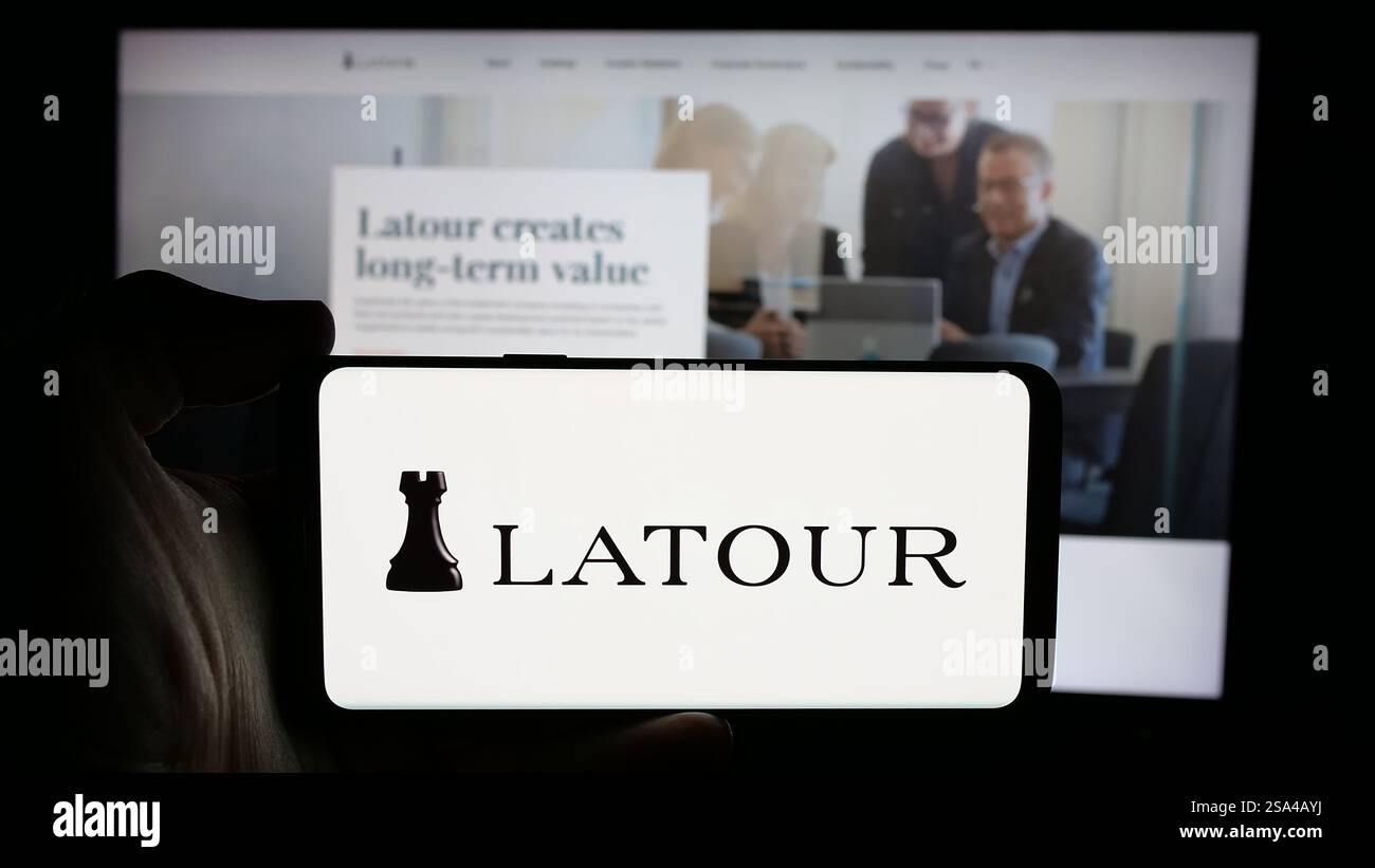 Allemagne. 28 octobre 2024. Dans cette illustration photo, une personne tient un téléphone portable avec le logo de la société suédoise Investment AB Latour sur l'écran devant la page Web de l'entreprise. (Crédit image : © timon Schneider/SOPA images via ZUMA Press Wire) USAGE ÉDITORIAL SEULEMENT ! Non destiné à UN USAGE commercial ! Banque D'Images