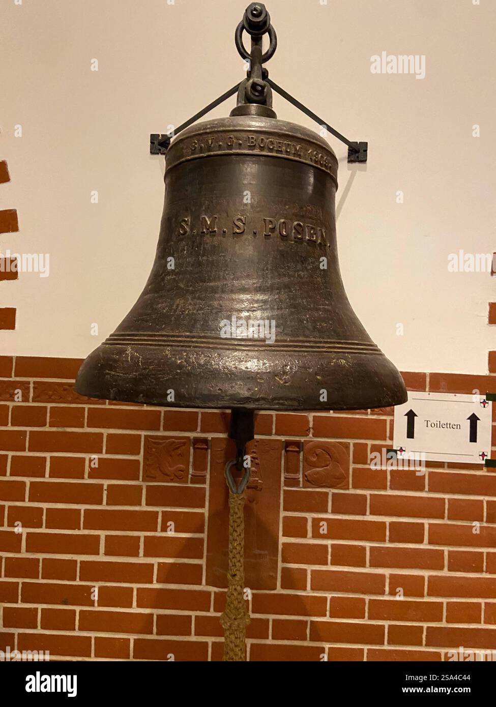Flensburg, Schleswig-Holstein Zentrale Gedenkfeier für die Opfer des Nationalsozialismus in der Aula der Marineschule Mürwik. Hier : Schiffsglocke S.M.S. POSEN. Die Die Posen War das letzte Schiff der Nassau-Klasse, einer Klasse von vier Großlinienschiffen der Kaiserlichen Marine. SIE ist AM 12.12.1908 in Kiel vom Stapel gelaufen und AM 16. 12. 1918 außer Diest gestellt und 1922 in Dordrecht NL abgewrackt. Übrig blieb u.a. die Schiffsglock. Aufnahme vom 27.01.2025, Flensburg-Mürwik *** Flensburg, Schleswig Holstein Service commémoratif central pour les victimes du national-socialisme dans l'auditorium Banque D'Images