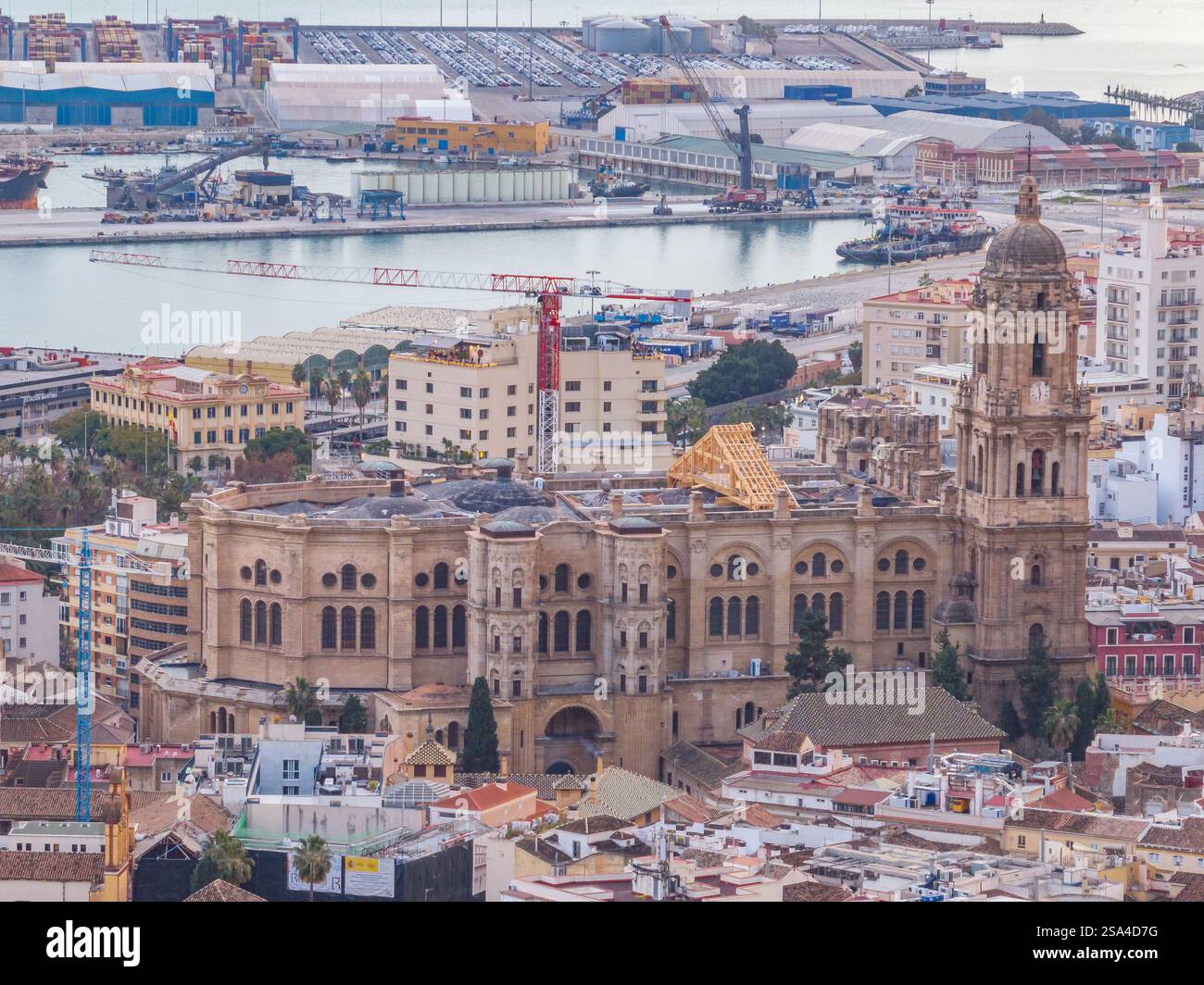 Vue aérienne de la restauration du toit de la cathédrale de Málaga en Espagne Banque D'Images