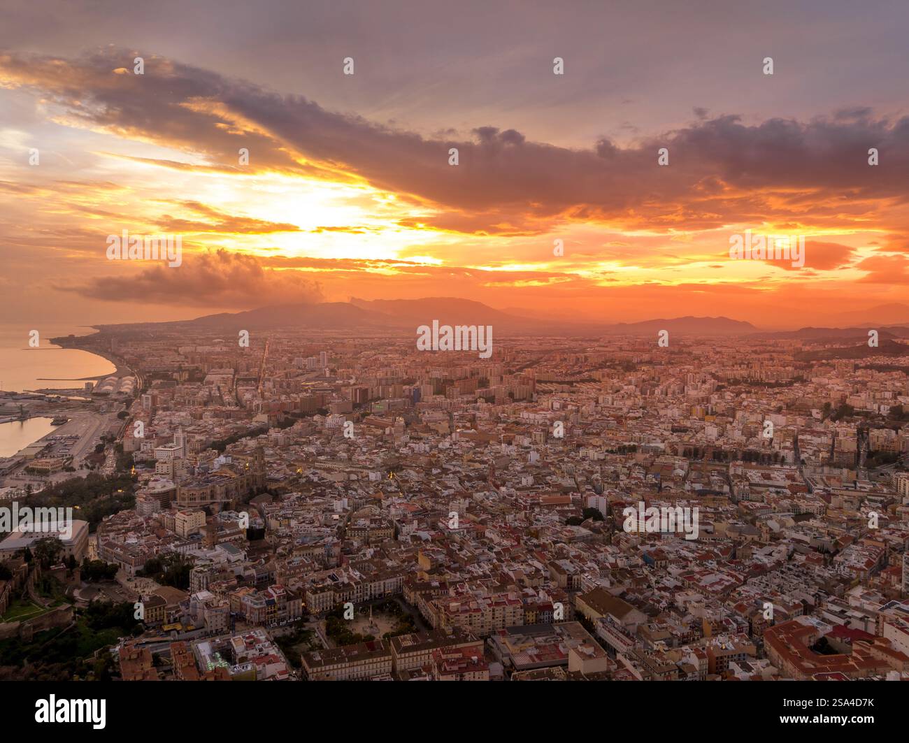 Vue aérienne du centre-ville de Malaga, el ejido, San Felipe Neri, la Goleta Ventaja Alta quartiers, château de Gibralfaro spectaculaire ciel coloré coucher de soleil Banque D'Images