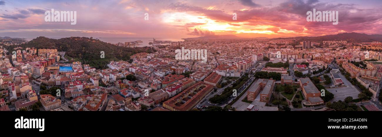 Vue aérienne du centre-ville de Malaga, el ejido, San Felipe Neri, la Goleta Ventaja Alta quartiers, château de Gibralfaro spectaculaire ciel coloré coucher de soleil Banque D'Images