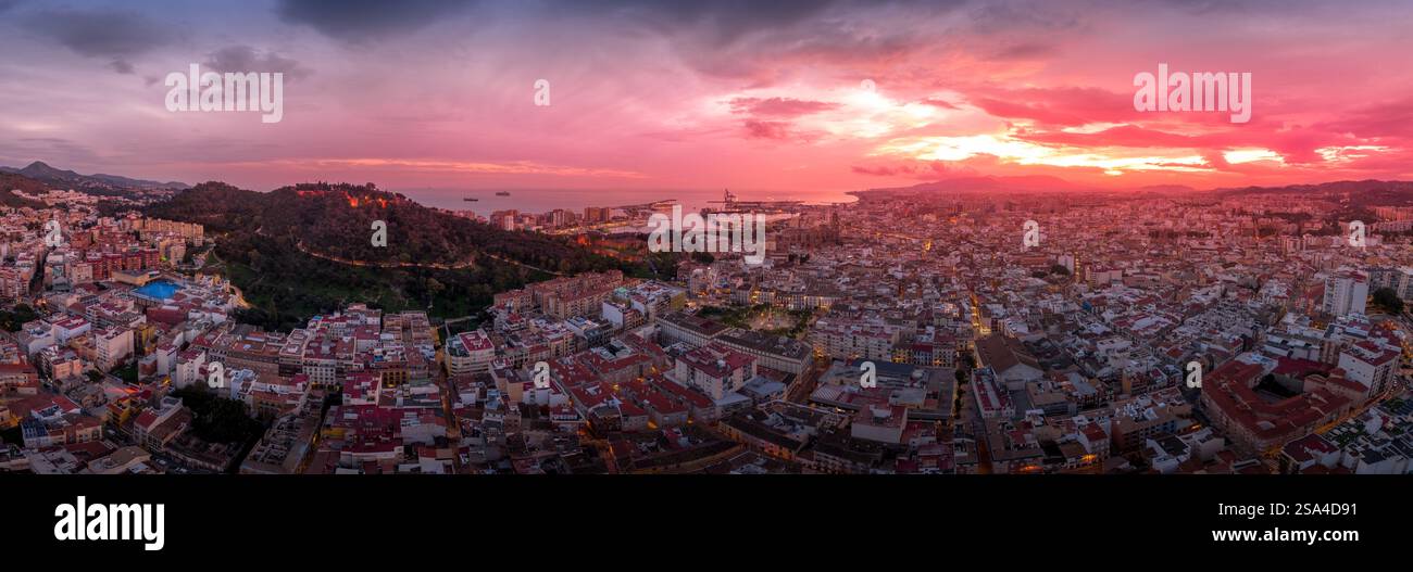 Vue aérienne du centre-ville de Malaga, el ejido, San Felipe Neri, la Goleta Ventaja Alta quartiers, château de Gibralfaro spectaculaire ciel coloré coucher de soleil Banque D'Images