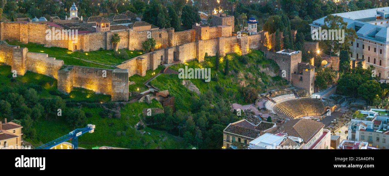 Vue aérienne de l'Alcazaba et de l'amphithéâtre romain de Malaga avec lumières du soir Banque D'Images