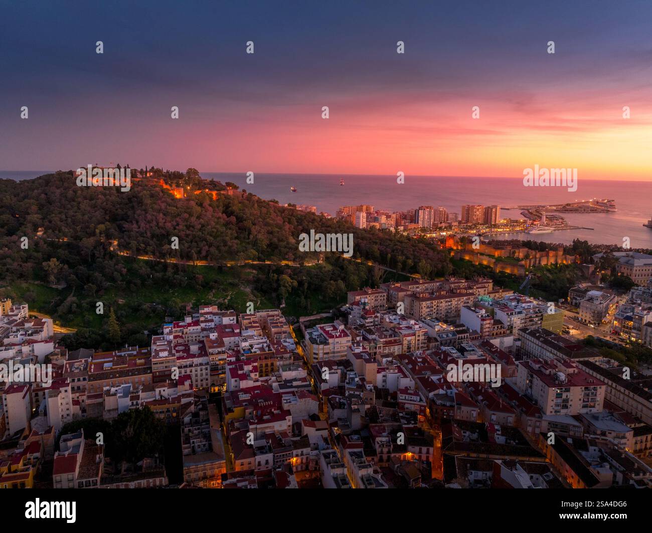 Vue aérienne du coucher du soleil du château de Gibralfaro à Malaga Espagne avec ciel coloré Banque D'Images