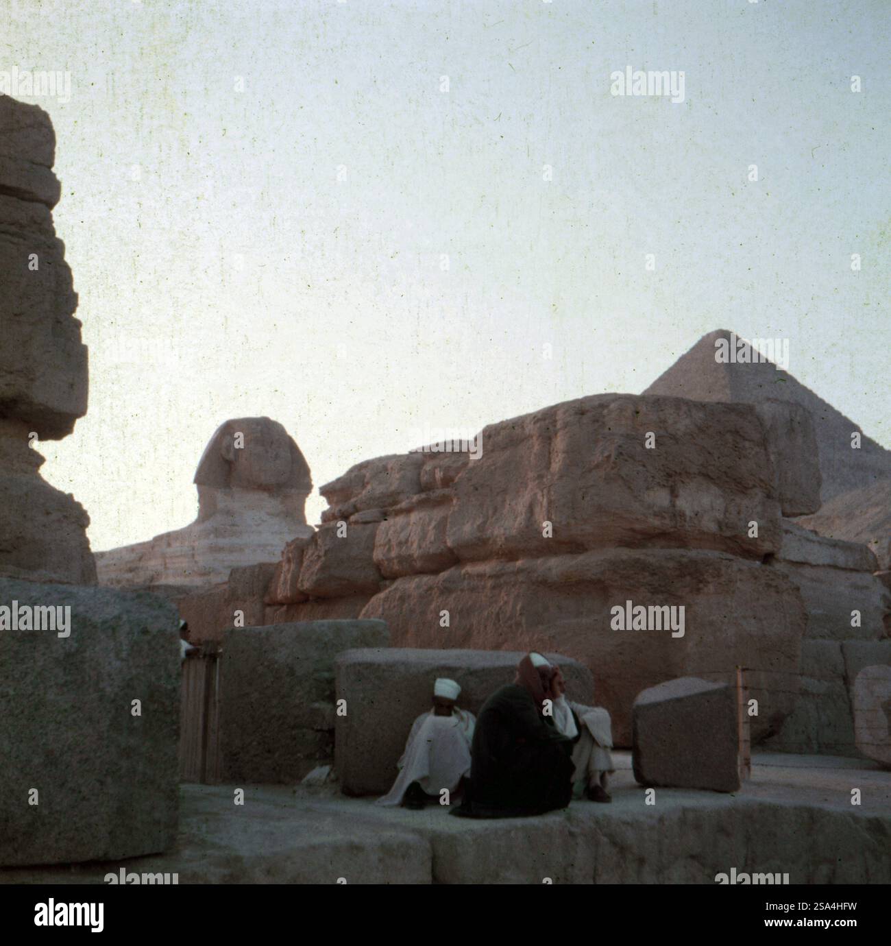 Große Sphinx von Gizeh, als Wächter der Pyramiden, mit der Pyramide des ...
