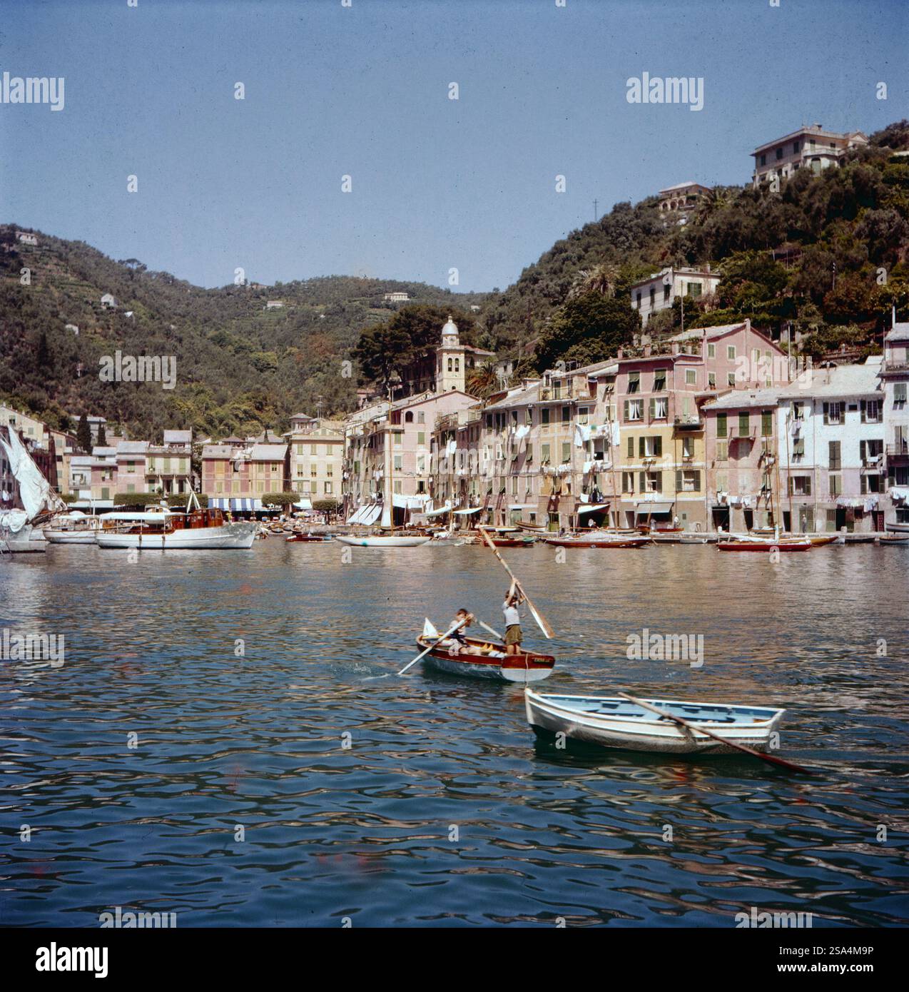 Blick auf die Bucht von Portofino in Ligurien mit der St Martinskirche, 1956. Vue sur la baie de Portofino en Ligurie avec l'église St Martin, 1956. Banque D'Images