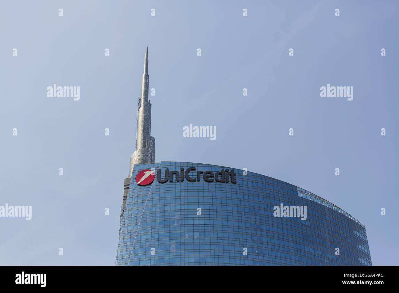 Italie, Milan - 13 mai 2022 : logo de la banque UniCredit sur le siège social Banque D'Images