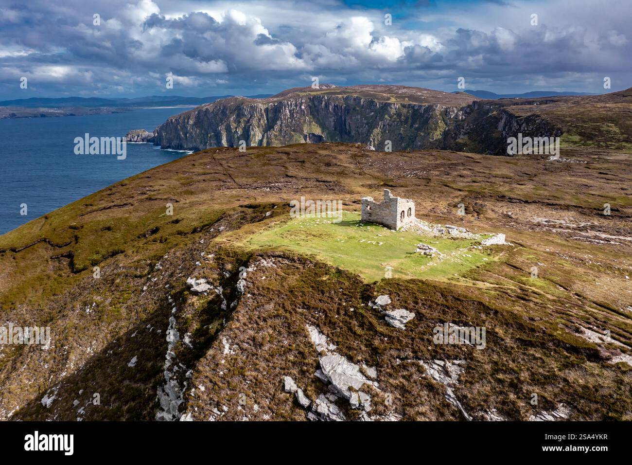 Vue aérienne des falaises de Horn Head et la tour de regard sur la voie sauvage de l'atlantique à Donegal - Irlande Banque D'Images