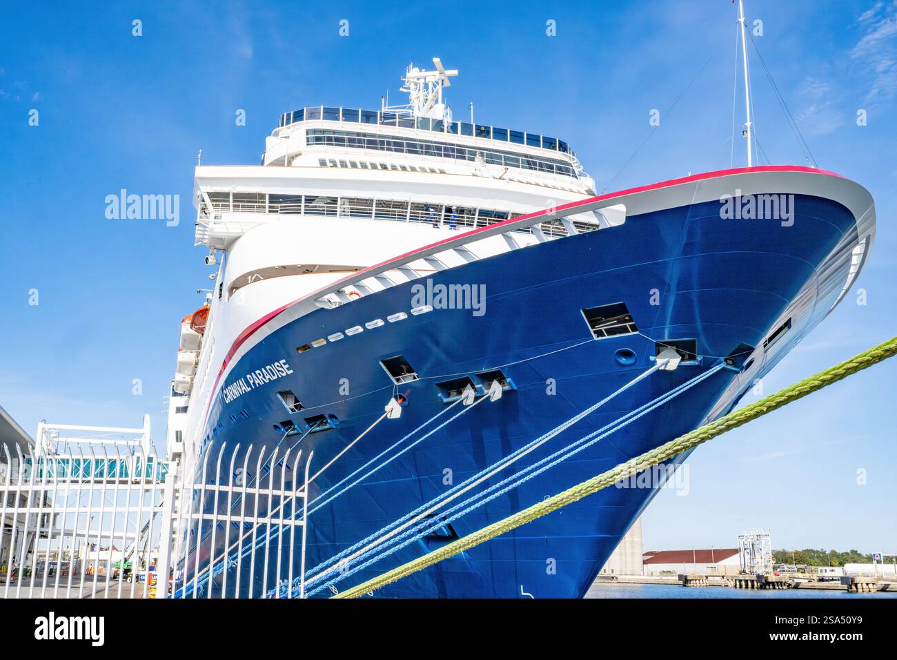 Bateau de croisière Carnival amarré - Carnival Paradise paquebot à Port of Tampa Bay FL / Port Tampa Bay Cruise terminal en Floride Banque D'Images