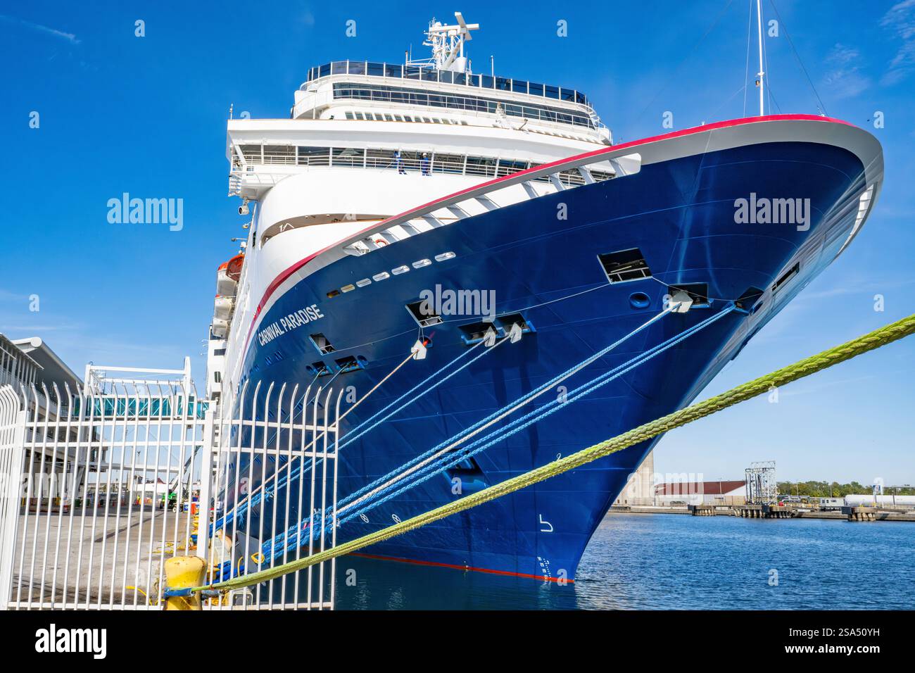 Bateau de croisière Carnival amarré - Carnival Paradise paquebot à Port of Tampa Bay FL / Port Tampa Bay Cruise terminal en Floride Banque D'Images