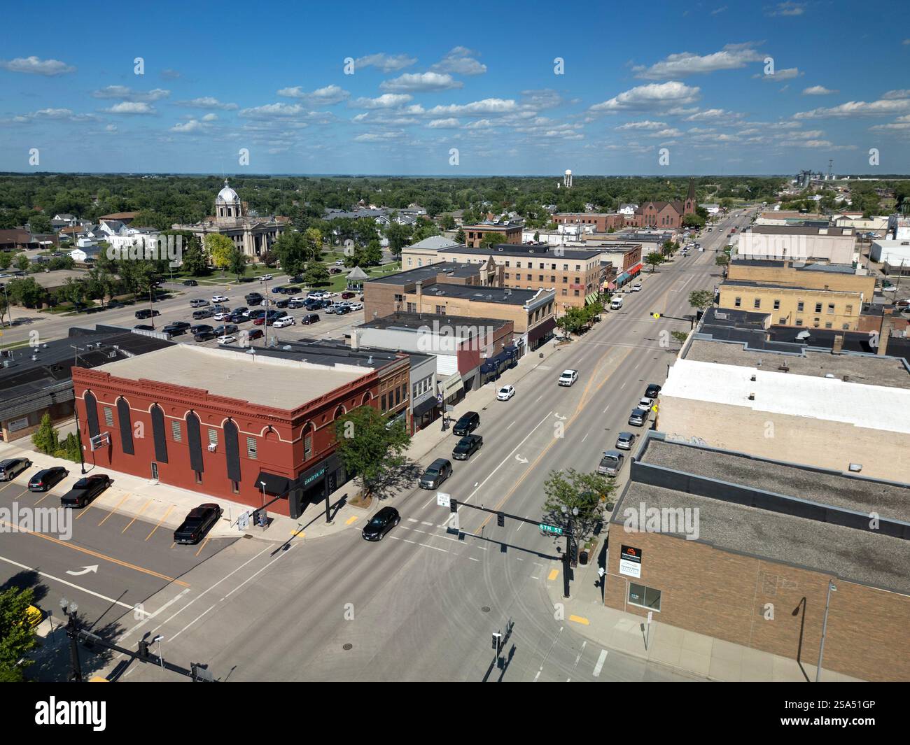 Vue aérienne estivale des rues du centre-ville de Wahpeton, Dakota du Nord sous un ciel bleu Banque D'Images