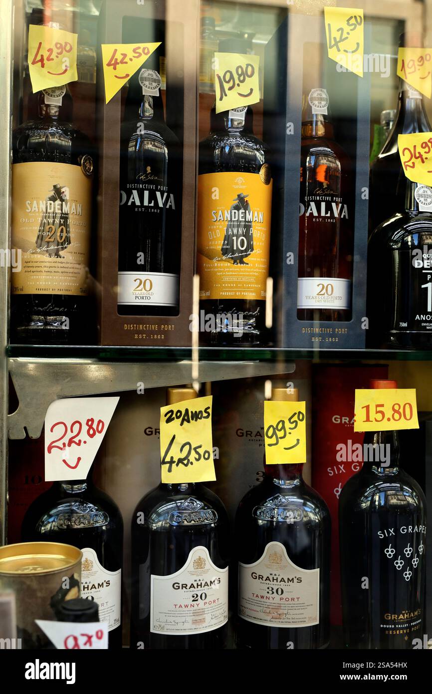 Les vins de Porto avec les étiquettes de prix s'affichent dans la vitrine d'un magasin de vin à Rua das Flores.Porto.Portugal Banque D'Images