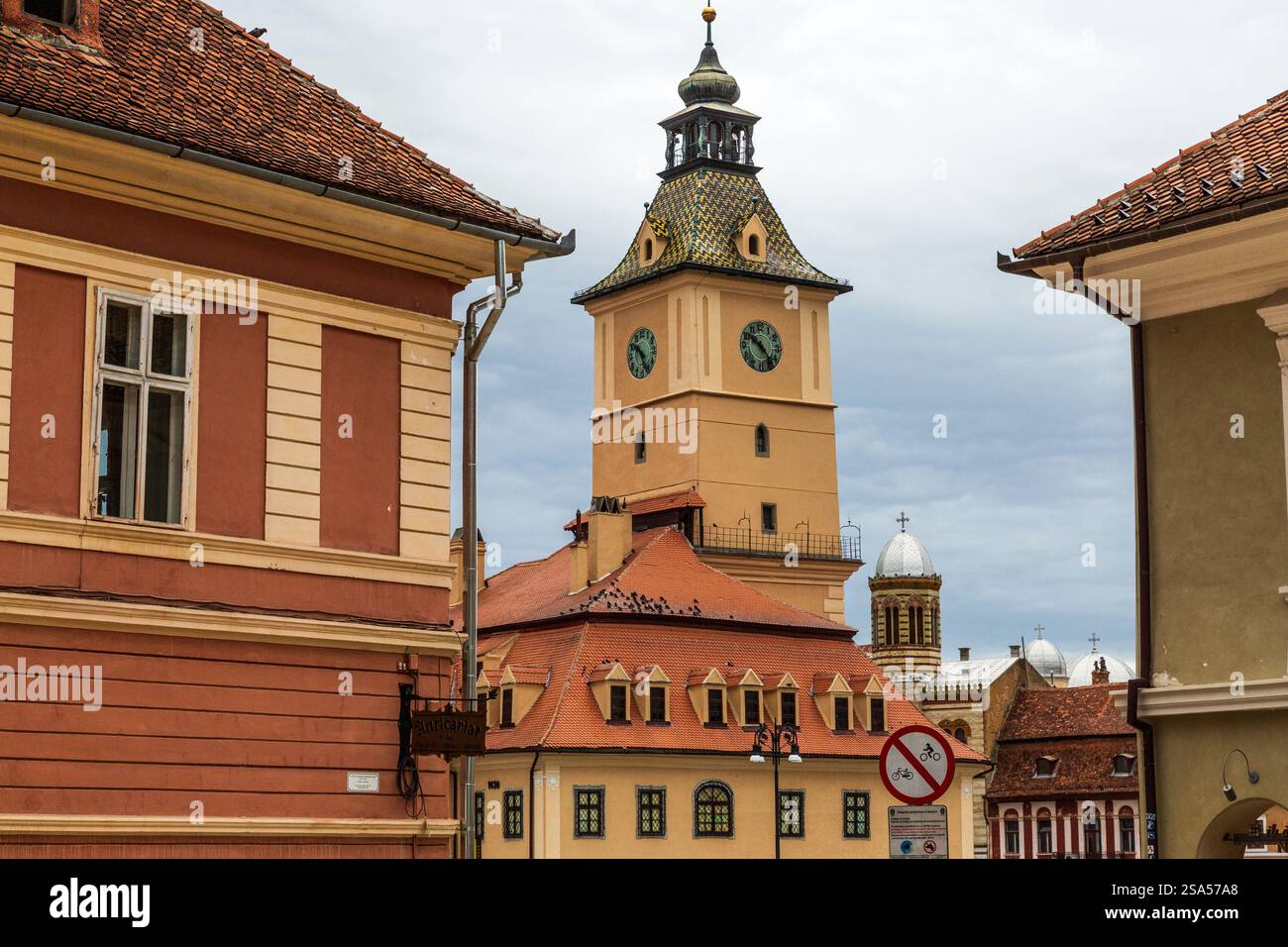 Roumanie, Brasov. Bâtiments Steepled, XVIe-XVIIe siècle. architecture à arcades, maisons couvertes de terre cuite et rues étroites. Banque D'Images