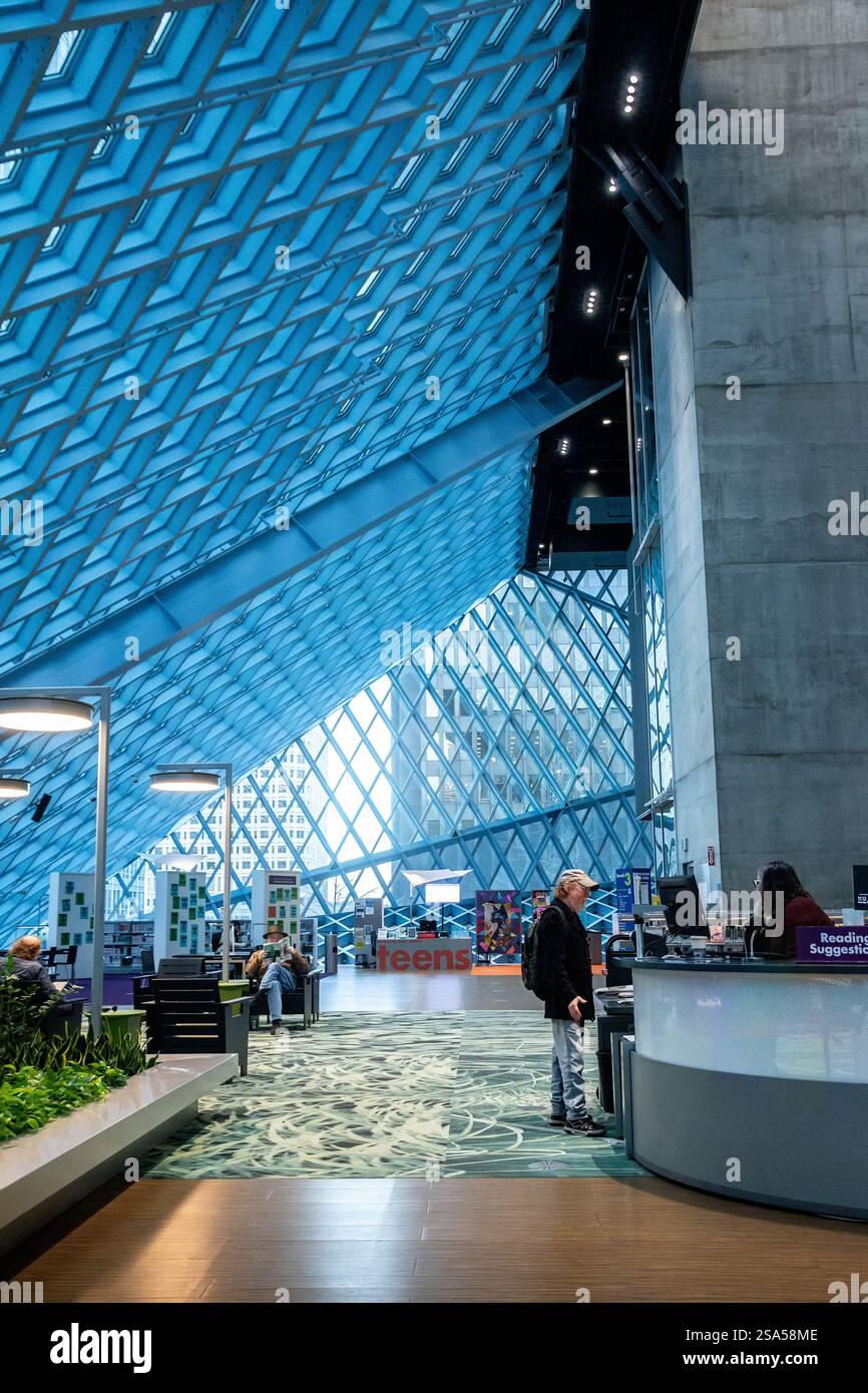 Une vue intérieure de la bibliothèque publique de Seattle, mettant en valeur son design géométrique moderne, ses espaces ouverts et son atmosphère urbaine vibrante. Banque D'Images