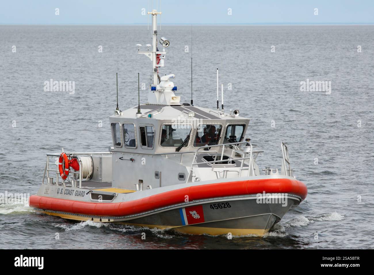 Navire de la Garde côtière AMÉRICAINE patrouillant sur le lac supérieur près de Duluth, Minnesota, États-Unis. Banque D'Images