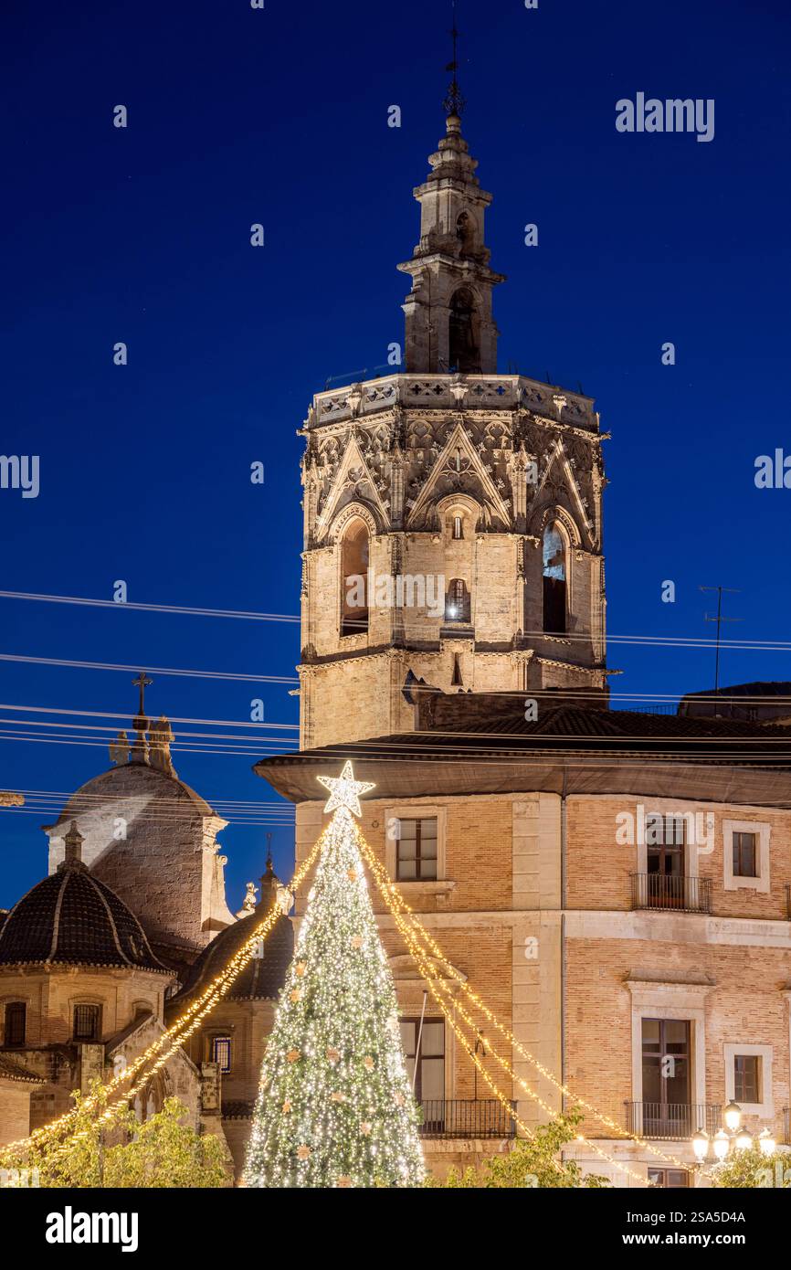 Miguelete (ou Micalet) clocher et arbre de Noël, Valence, Communauté valencienne, Espagne Banque D'Images