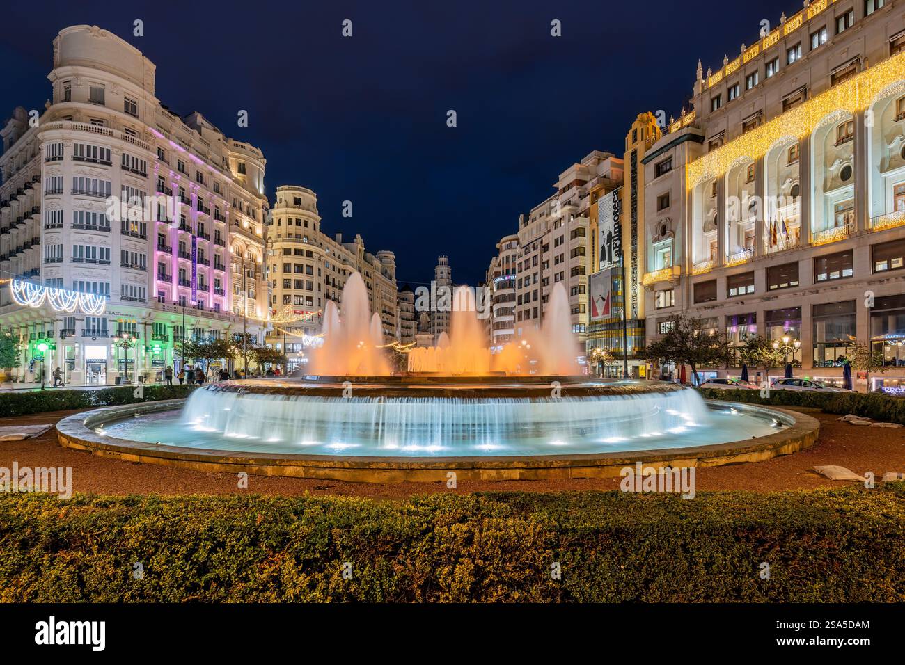 Vue nocturne de la fontaine sur la Plaza del Ayuntamiento, Valence, Communauté valencienne, Espagne Banque D'Images