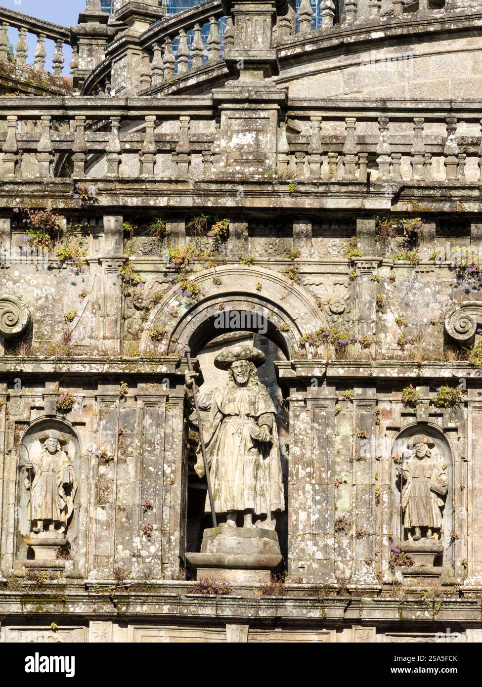 L'apôtre Santiago et ses disciples Athanase et Théodore façade est de la cathédrale Saint-Jacques-de-Compostelle au-dessus de la porte Quintana de Mortos. Banque D'Images
