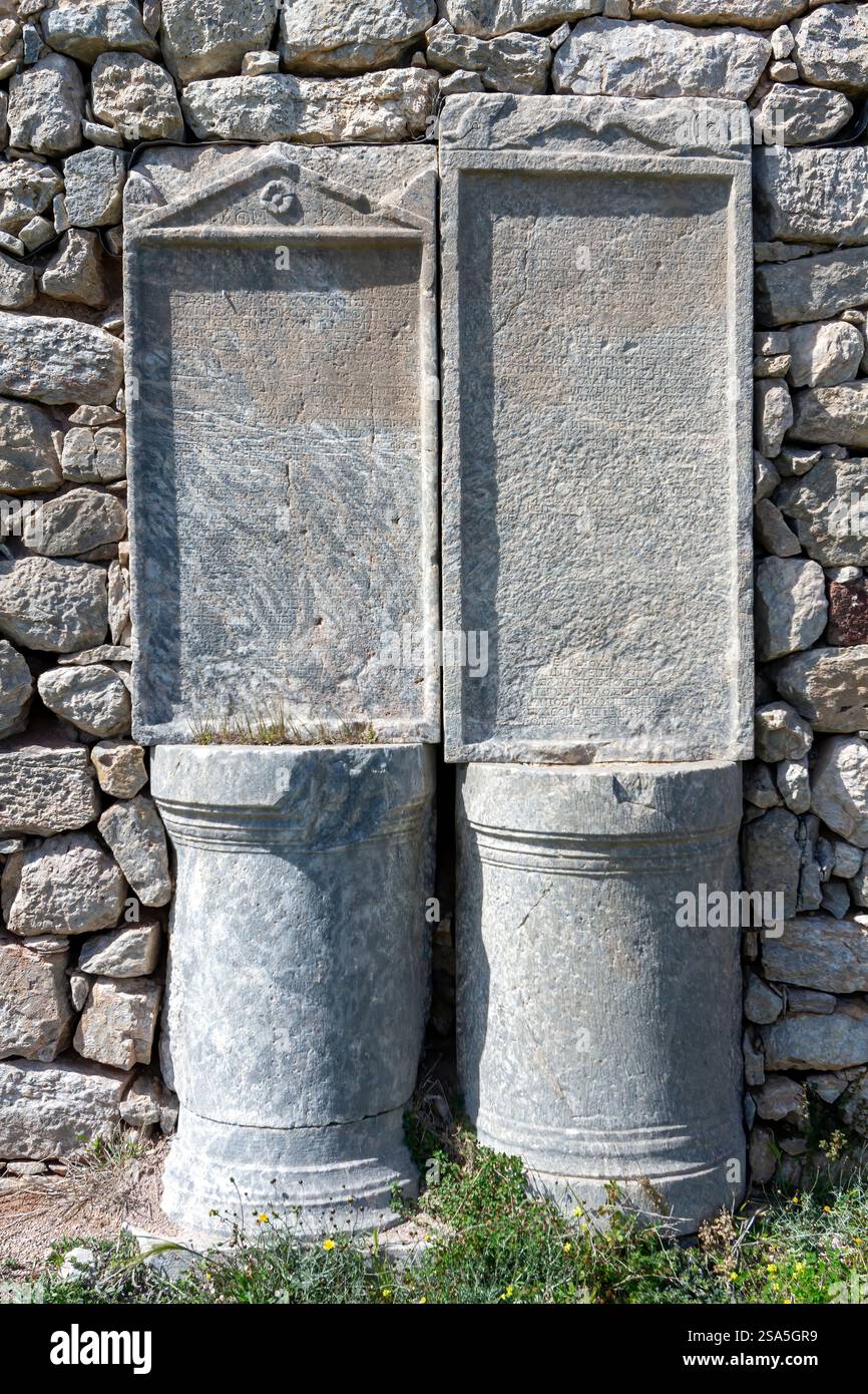 Inscriptions en pierre grecque antique dans les ruines de Thera, Santorin, Grèce, Europe. Site archéologique historique présentant le patrimoine grec classique. Banque D'Images