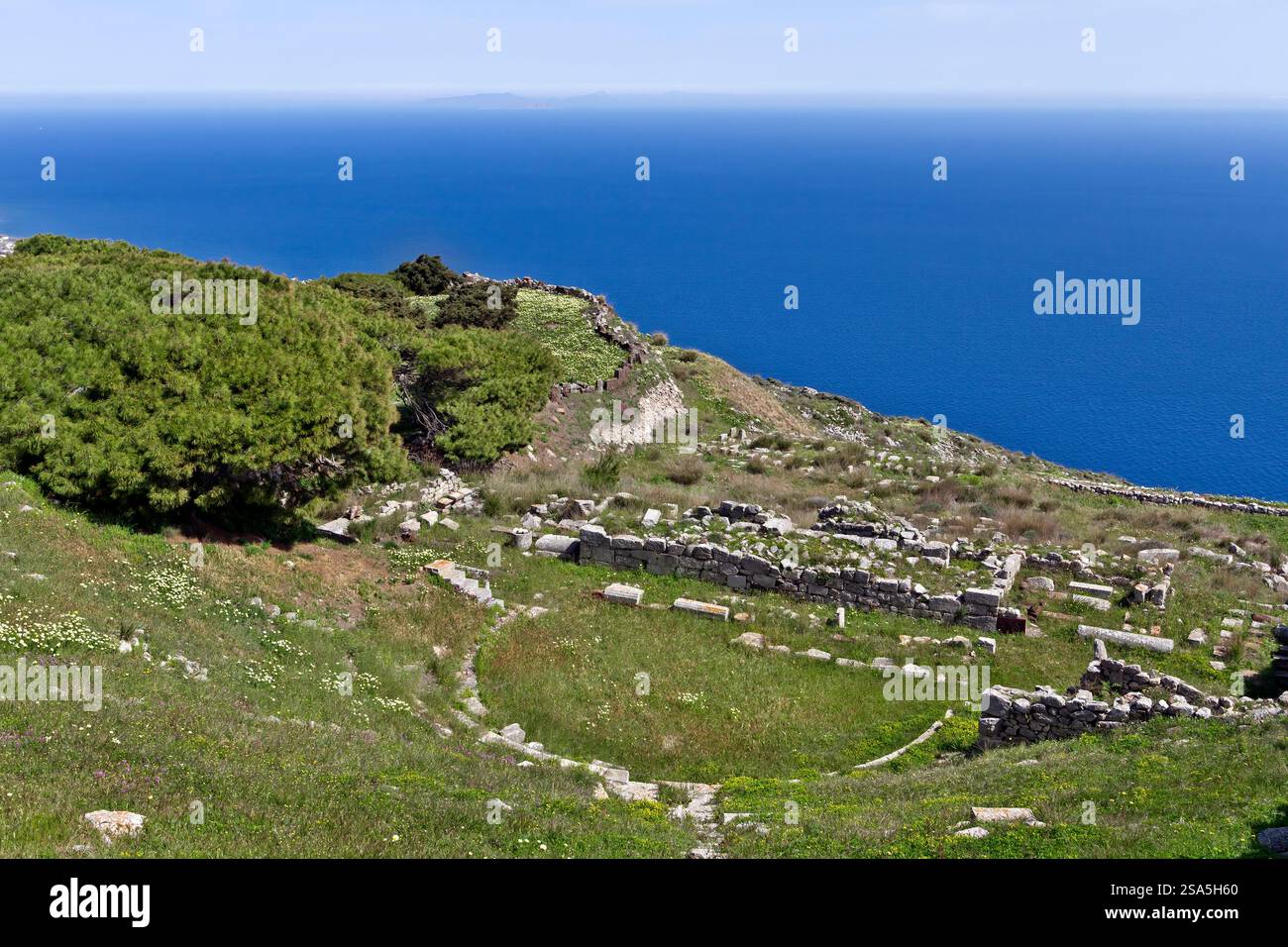 Théâtre de l'ancienne Thera surplombant la mer Égée, sur l'île de Santorin, Grèce, Europe. Un superbe site historique mettant en valeur le patrimoine grec. Banque D'Images