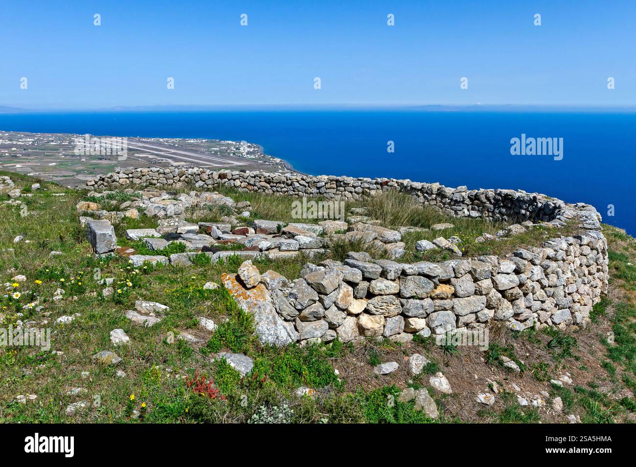 Ruines de l'ancienne Thera surplombant la mer Égée et Kamari, Santorin. Un superbe site historique présentant le patrimoine grec et des vues à couper le souffle. Banque D'Images