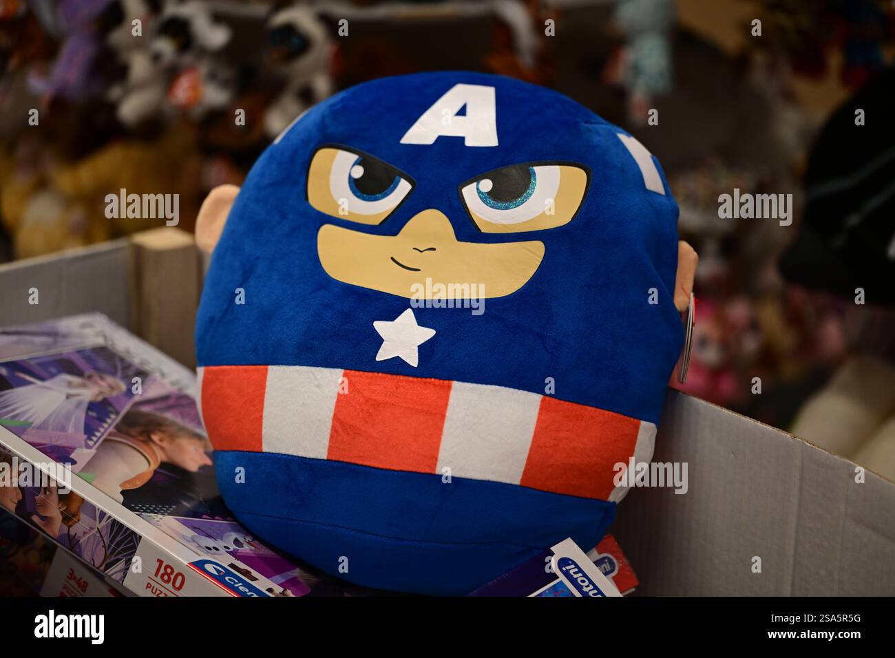 Markaryd, Småland, Suède. 22 décembre 2024. Intérieur du magasin Dollar. Oreiller Captain America. Banque D'Images